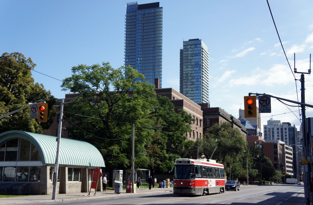 Kanada / Ontario: Straßenbahn Toronto: CLRV-Wagen Nr. 4157 unterwegs in der Innenstadt von Toronto (College Street). Aufgenommen im August 2012.