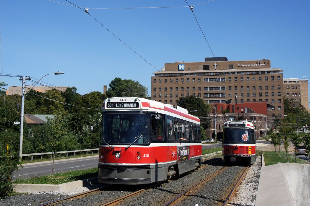 Kanada / Ontario: Straßenbahn Toronto: CLRV-Wagen Nr. 4101 unterwegs auf dem Queensway, einem der wenigen Abschnitte mit getrenntem Gleiskörper in Toronto. Aufgenommen im August 2012.