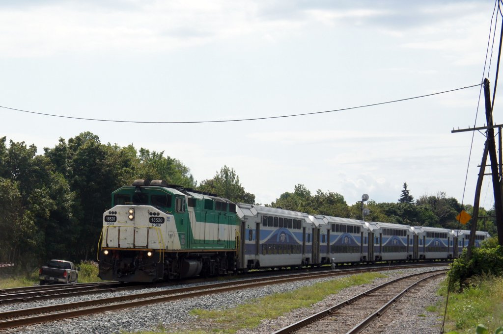 Kanada / Québec: AMT - Montréal: Ein Vorortzug kurz vor der Einfahrt in den Bahnhof Montréal-Ouest. Aufgenommen im August 2012.