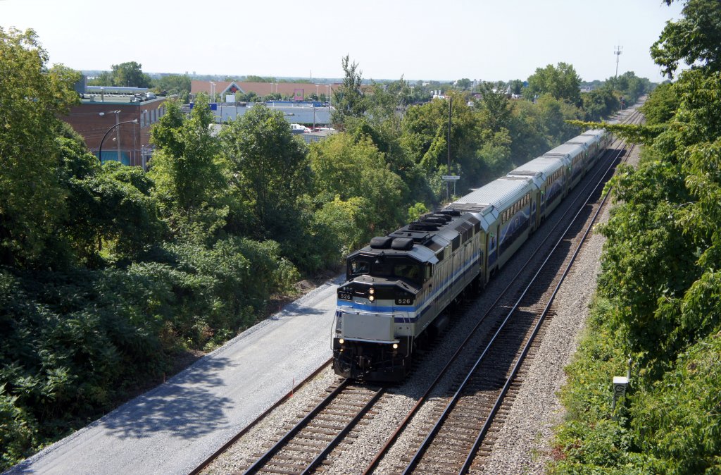Kanada / Québec: AMT - Montréal: Ein Vorortzug zwischen den Bahnhöfen Montréal-Vendôme und Montréal-Ouest. Aufgenommen im August 2012.