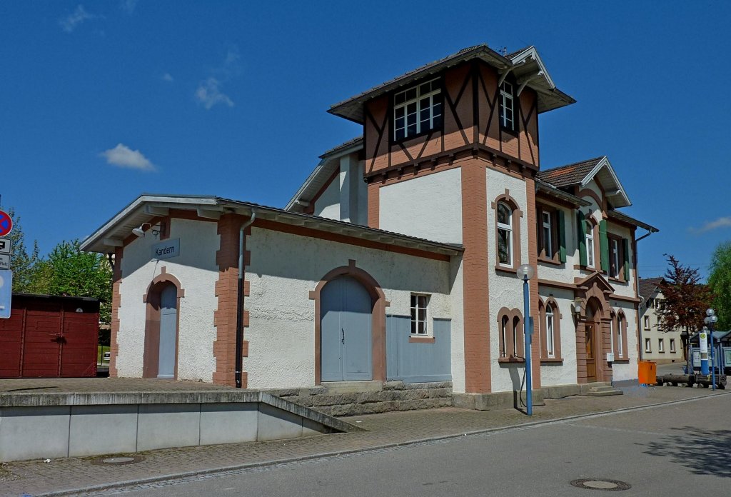 Kandern im Markgrflerland, das Bahnhofsgebude der Kandertalbahn, von der Straenseite gesehen, Mai 2012