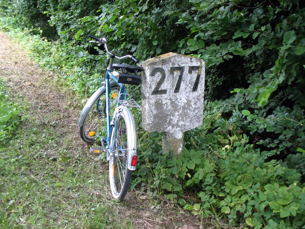 Kann man als  epochegerecht  betrachten: das betagte Fahrrad am Kilometerstein 277 der ehemaligen Bahnstrecke Schwarzenbek - Bad Oldesloe, KBS 114b  (Personenverkehr bis 29.05.1976, Gterverkehr bis 31.08.1984); 12.08.2012 - Aufmerksame Betrachter werden dennoch eine Unvereinbarkeit feststellen - aber welche?
