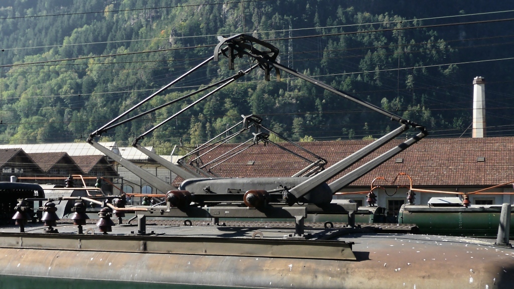 Kann das Zufall sein? Die Stromabnehmer von BDe 4/4, Ae 8/14 und Ae 6/6 sind genau in einer Linie. Obwohl die Fahrzeuge aus unterschiedlichen Epochen stammen, haben sie alle den gleichen Stromabnehmer. Erstfeld, 1.10.2011 