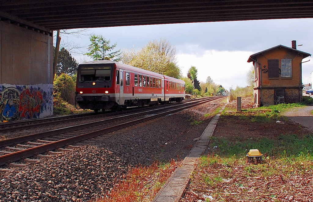 Kapellen/Erft der 628 497 verl�sst am Sonntagmittag den 22.4.2012 Bahnhof in Richtung Neuss Hbf.