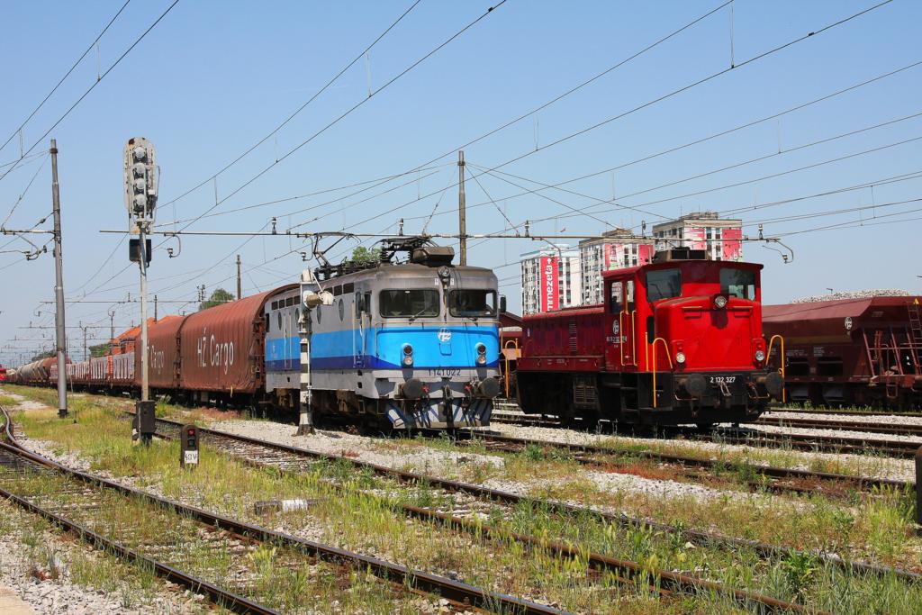 Karlovac / Kroatien am 27.5.2011.
Links wartet HZ 1141.022 vor einem Gterzug auf Ausfahrt, whrend die
Jenbacher Rangierlok der HZ 2132327 eine kurze Rangierpause eingelegt hat.