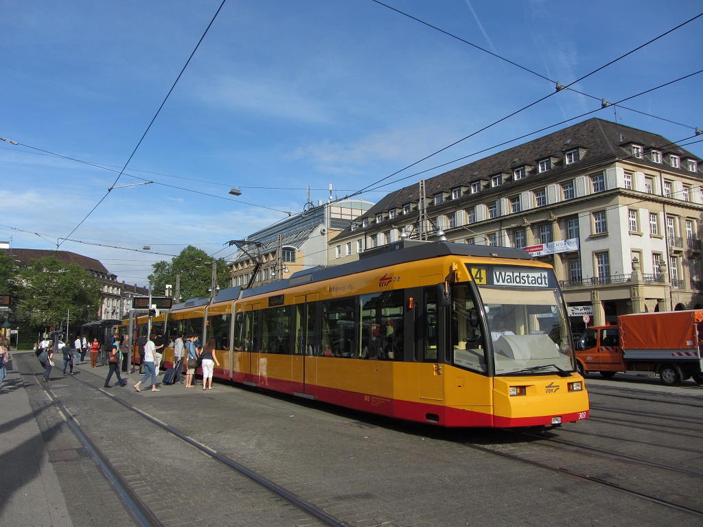 Karlsruhe w 303 ist bisher der einzige Straenbahnwagen in den neuen krftigeren Farben. Am 13.06.2013 entstand diese Aufnahme vor dem Hauptbahnhof.