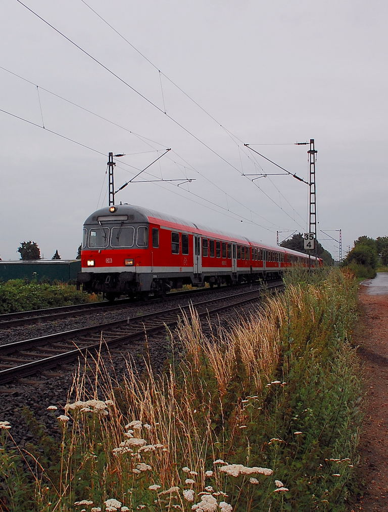 Karlsruher am Zuganfang eines RE8-Verstrkerzuges am 16.7.2012 bei Gubberath Frther Hecke.