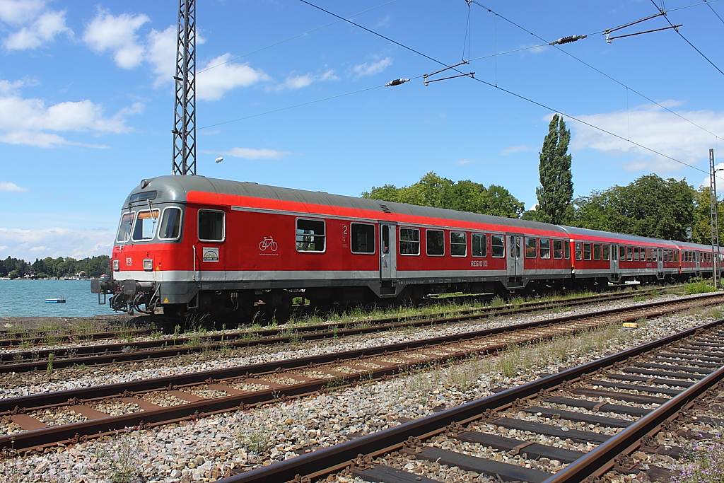 Karlsruher Steuerkopf fhrt ber den Bahndamm in Lindau, Ziel ist Lindau hbf. Aufgenommen am 06.08.2012. Wir standen auf einem Fugngerweg hinter der Absperrung (Bei Betrieb des Gleises im Vordergrund gingen wir zwei Schritte zurck).