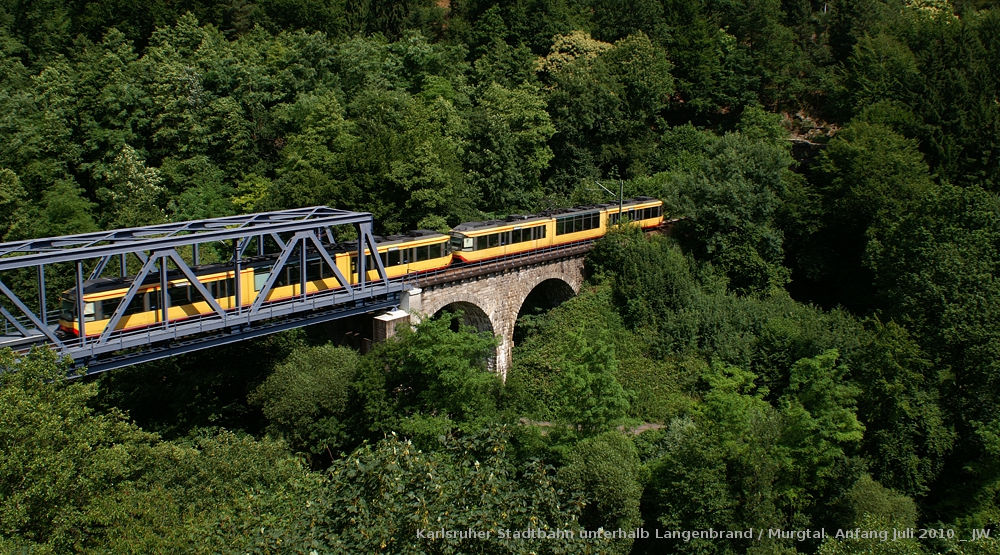 Karlsruher Zug berquert die Murg unterhalb von Langenbrand. Anfang Juli 2010 kHds