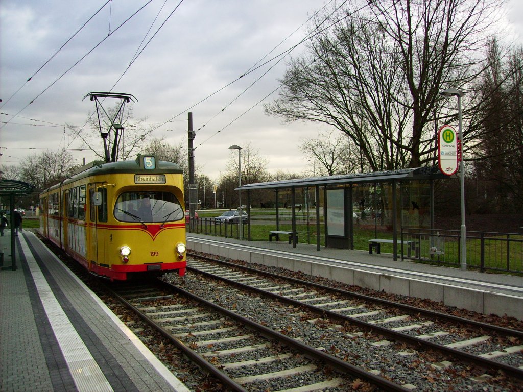 Karlsruhes Dienstltester Wagen 199 hat am 30.12.2011 soeben die Haltestelle Karlsruhe Khler Krug erreicht un wird sogleich in Richtung Rheinhafen weiterfahren.
Das Ende seinen Einsatzes, sowie seiner Brder, ist in Sichtweite, denn sobald die neuen Niederflurfahrzeuge von Kiepke-Vossloh in Betrieb sind werden die Altwagen von diesen ersetzt.