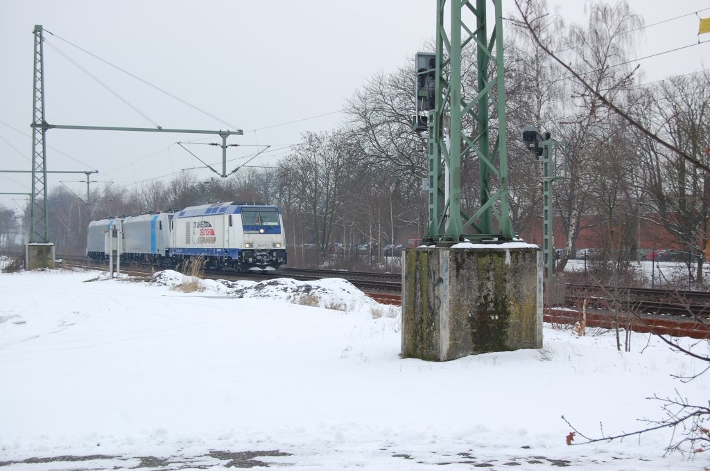 : Karmelle der Zooch k�tt!  Der etwas andere Rosenmontagszug( :-) )mit der Zuglok 246 011-1 am Hacken zwei E-Loks, die vermutlich vom Testzentrum in Wildenrath geholt wurden. Hier durchf�hrt der Lz den Bahnhof Korschenbroich. Datum 15.2.2010