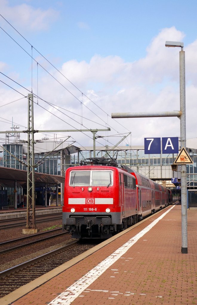 Kassel-Wilhelmshhe, Ausfahrt in Richtung Frankfurt am Main (RE mit 111 198-8 am 25.8.2012).