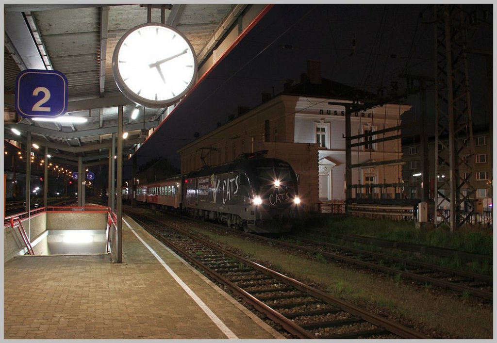 Katze in der Dunkelheit:  Cats  1116 153 h�lt mit der morgendlichen S-Bahn (S40) 21000 im Bahnhof Wien Nu�dorf. 17.4.12