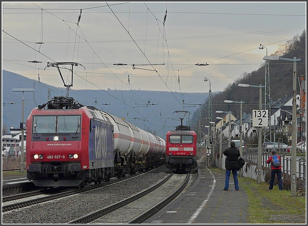 Kaum am 19.03.10 in Oberwesel angekommen, gibt es fr die Bahnfotografen schon eine interessante Zugbegegnung festzuhalten. Whrend der DB Regio den Bahnhof verlsst, donnert die SBB Cargo Re 482 027-0 mit einem Kesselzug durch denselben. (Jeanny)