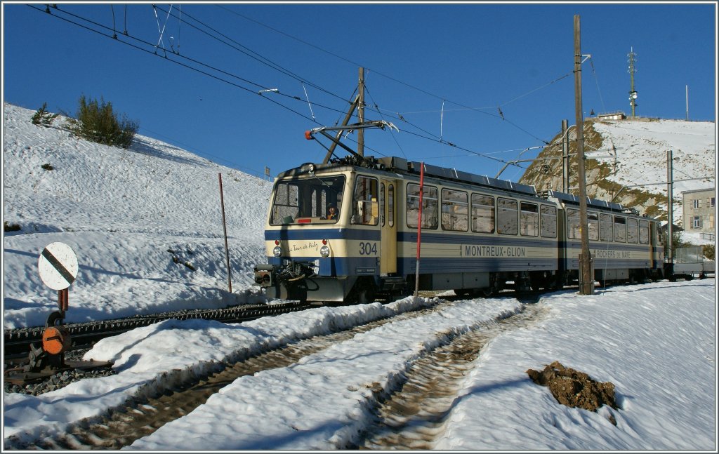 Kaum angekommen, geht es schon wieder Talwrts: Der MGN Beh 4/8 verlsst die Gipfelstation Rochers de Naye. 
12. Oktober 2011