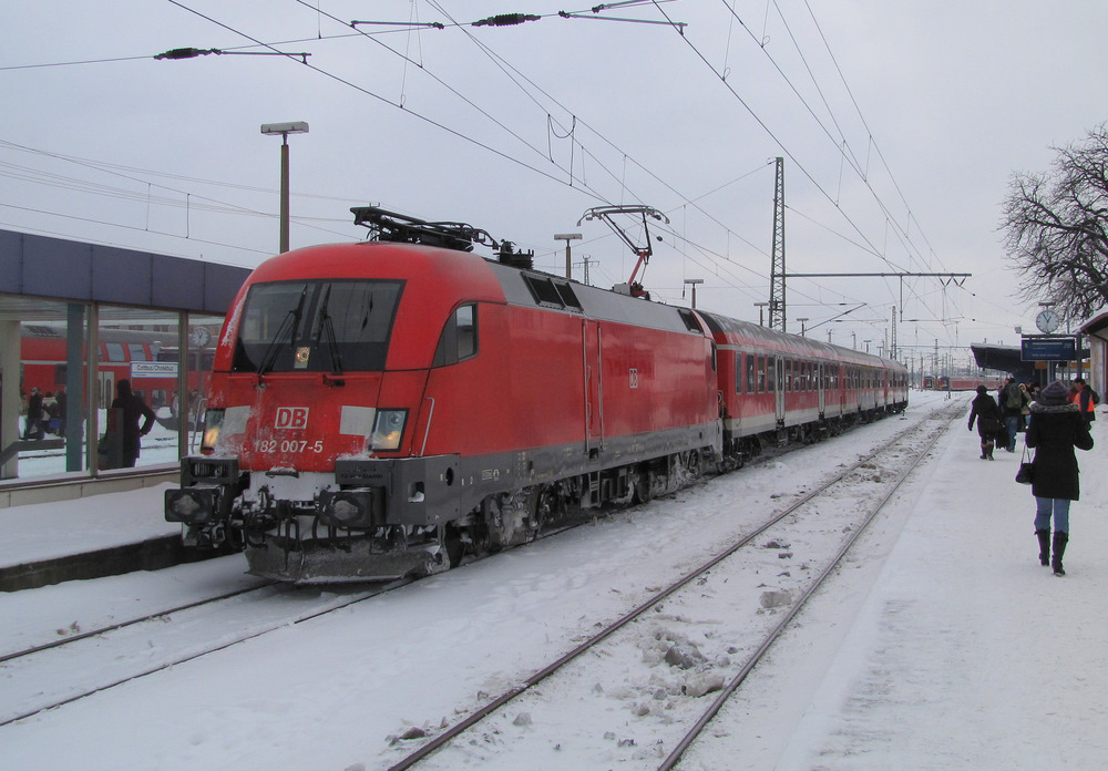 Kaum angekommen stand am Gleis 5 die „Bondsche“ 182 007-5. Sie wurde vom RE18, welcher gerade aus Dresden kam, abgekuppelt und ging ins Werk. Cottbus den 27.12.2010
