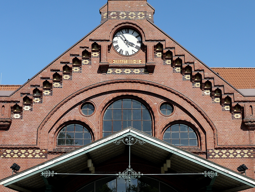Kaum beachtete Schnheit im Sden der Hansestadt: Straenfront des Fernbahnhofs Hamburg-Harburg, bald 120 Jahre alt und vom Modernisierungswahn weitgehend verschont. 10.6.2013