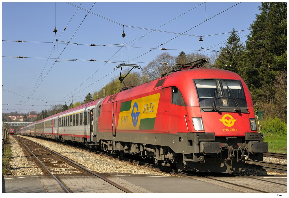 Kaum h�lt der Tfzf f�r eine kurze Pose sein Tfz an, lacht auch schon der neugierige Zub aus dem ersten Wagen; OIC542, Tullnerbach-Pressbaum, 17.4.2010.
