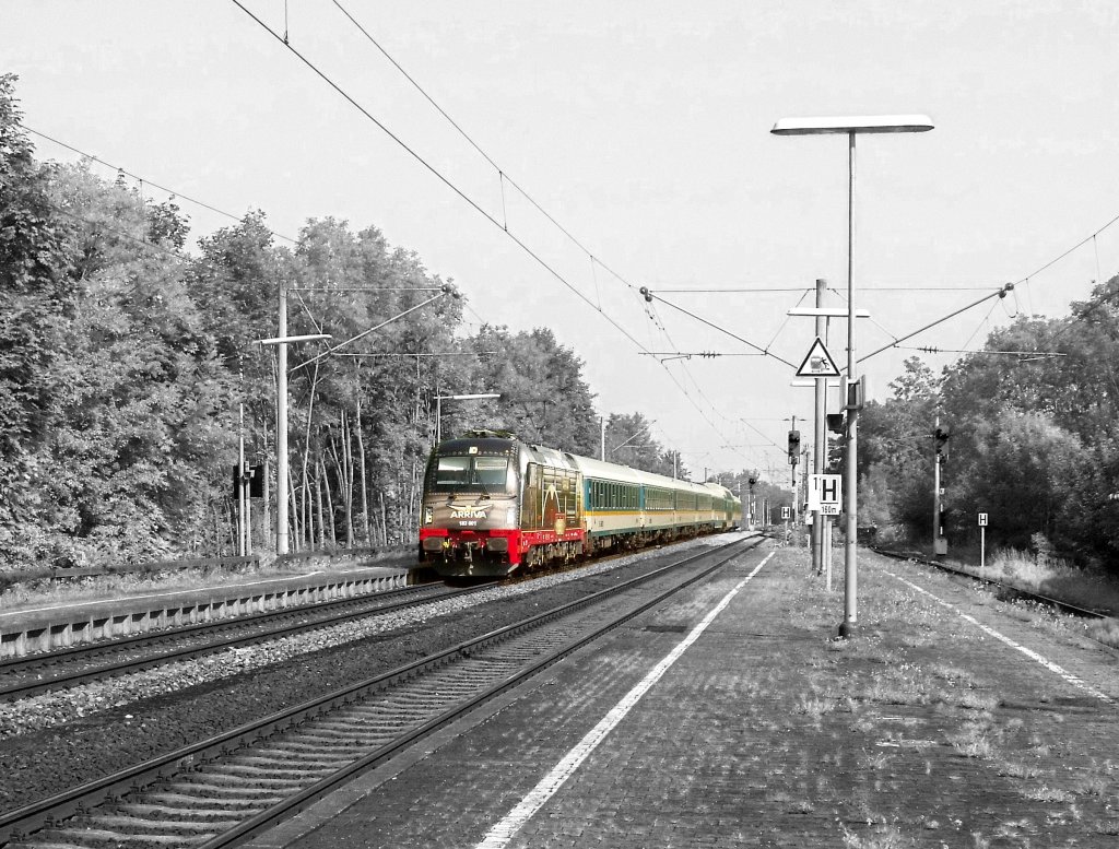 Kaum nach der Beklebung fuhr er uns auch schon vor die Linse. 183 001 der Arriva! Die m.E zurzeit schnste Deutsche Werbelok (27.06.2010, Kfering). 