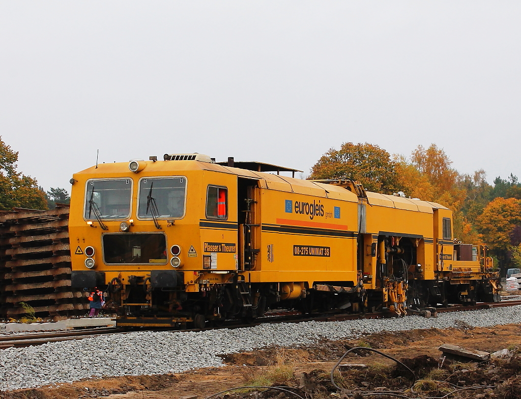 Kaum ist der neue Schotter da, sind auch schon die Maschinen der Fa. Eurogleis Dresden mit ihren Maschinen zur Stelle. Hier am 23.10.2012 die Universalstopfmaschine 08- 275 Unimat 3 S der Fa. Plasser & Theurer in der N�he des Bf Nasenheide.