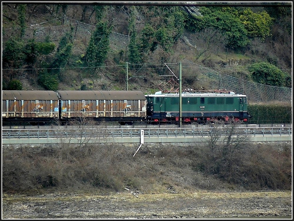Kaum in Oberwesel angekommen, berraschte mich eine E 42, welche mit einem Gterzug auf der rechten Rheinstrecke unterwegs war. 19.03.10 (Hans)