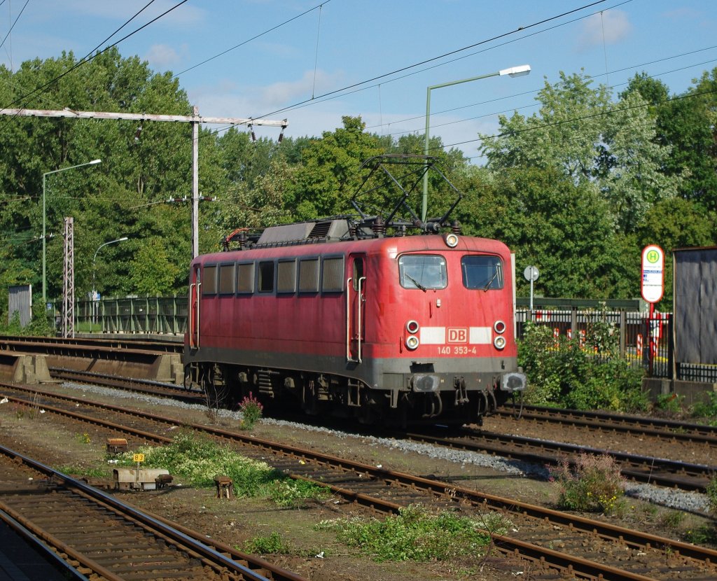 Kaum in Osnabrck angekommen kam 140 353-4 aus dem Rbf gefahren und fuhr durch den Hbf Richtung Betriebswerk. Aufgenommen am 18.09.2010
