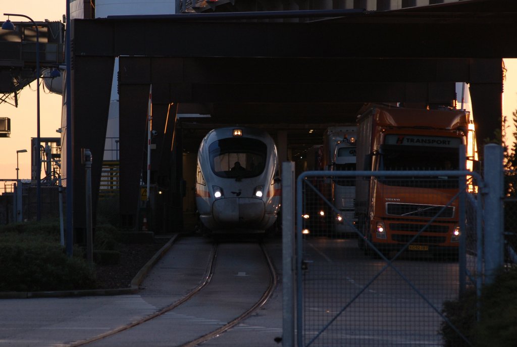 Kaum sind die Tore der Fhre von Puttgarden nach Rdby geffnet, bahnen sich im Abendlicht gleich mehrere  Ungetme  den Weg aus dem Bauch der Fhre ins Freie. Links der ICETD der DSB, Hamburg Hbf - Kopenhagen und rechts die LKW´s. Der ICE wird nach kurzem Halt im Fhrbahnhof Rdby Faerge den Weg nach Kopenhagen fortsetzen. 11.10.2012