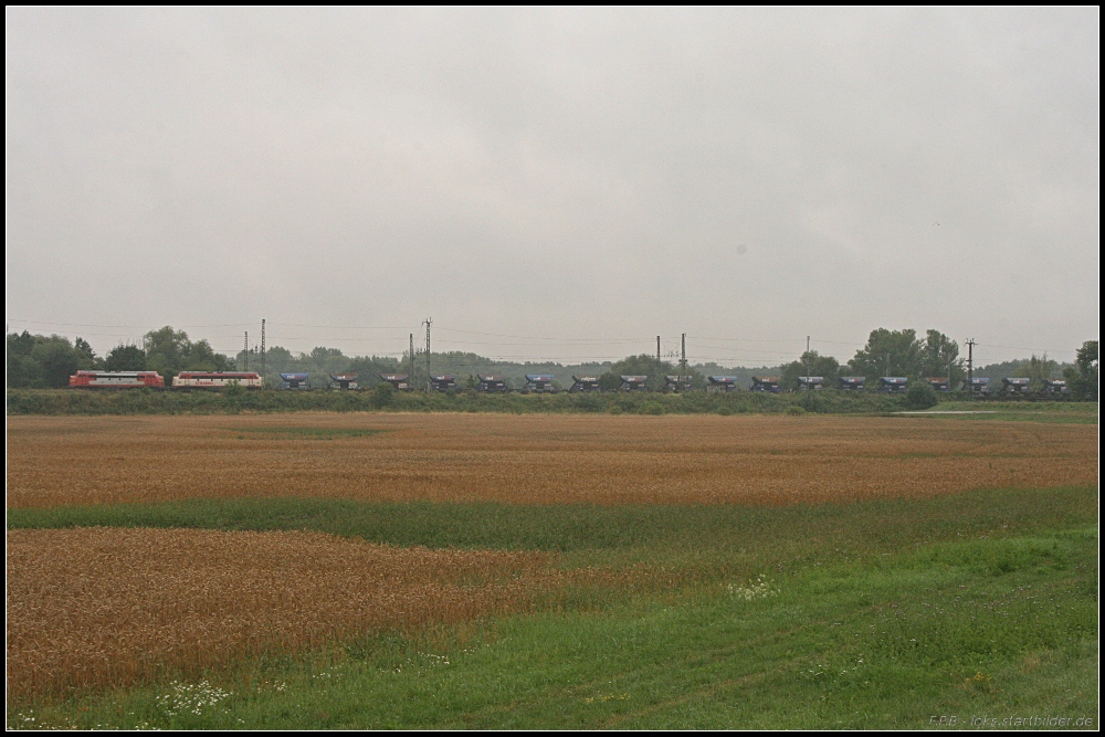 Kaum wieder auf dem Weg von der Elbe-Flutbr�cke zum Bahnhof kommt diese Doppeltraktion von 227 001 und 227 008 mit RailPro-Wagen Richtung Magdeburg bei Regen durch (gesehen Biederitz 09.08.2010)