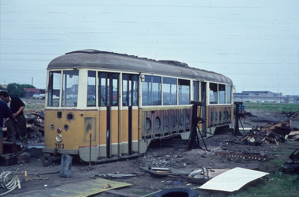K�benhavn / Kopenhagen am 27. Mai 1969: Der KS-Grossraumtriebwagen 703 w�hrend der Verschrottung.