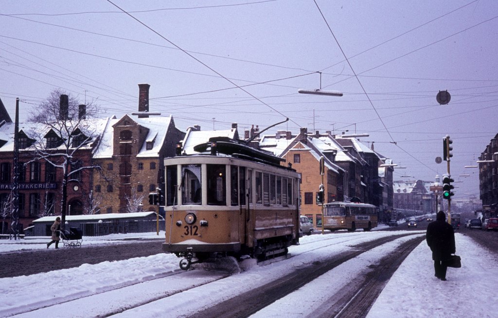 Kbenhavn / Kopenhagen Christianshavns Torv im Dezember 1968: Wegen des Winterwetters ist der KS-Salzwagen, der Arbeitstriebwagen 312, in Betrieb. 