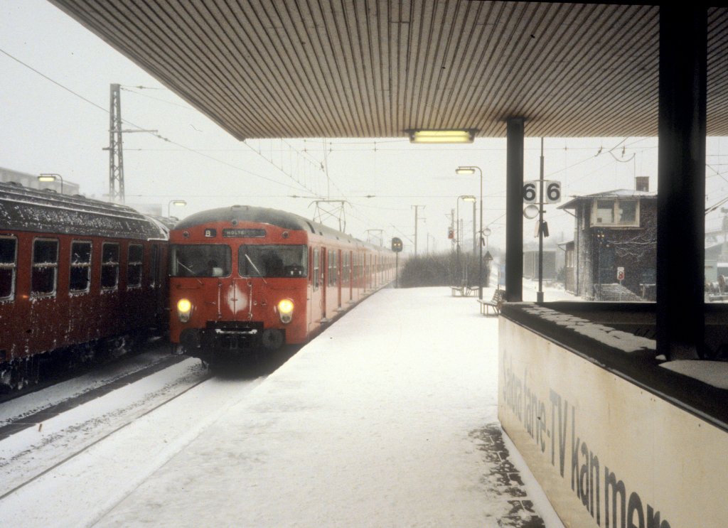 K�benhavn / Kopenhagen DSB S- Bahn am 30. Dezember 1978: Ein Zug der Linie B kommt im Bahnhof Valby an. - Der Zug f�hrt in Richtung Holte.
