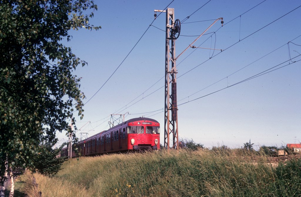 (K�benhavn / Kopenhagen) DSB S-Bahn: Ein Zug auf der Linie B (Holte - T�strup) befindet sich am 3. Juli 1973 in der N�he von Glostrup auf dem Weg nach T�strup (heute: Taastrup). - Der Zug geh�rte zur zweiten S-Bahngeneration, die in den Jahren 1967 bis 1978 geliefert wurde.