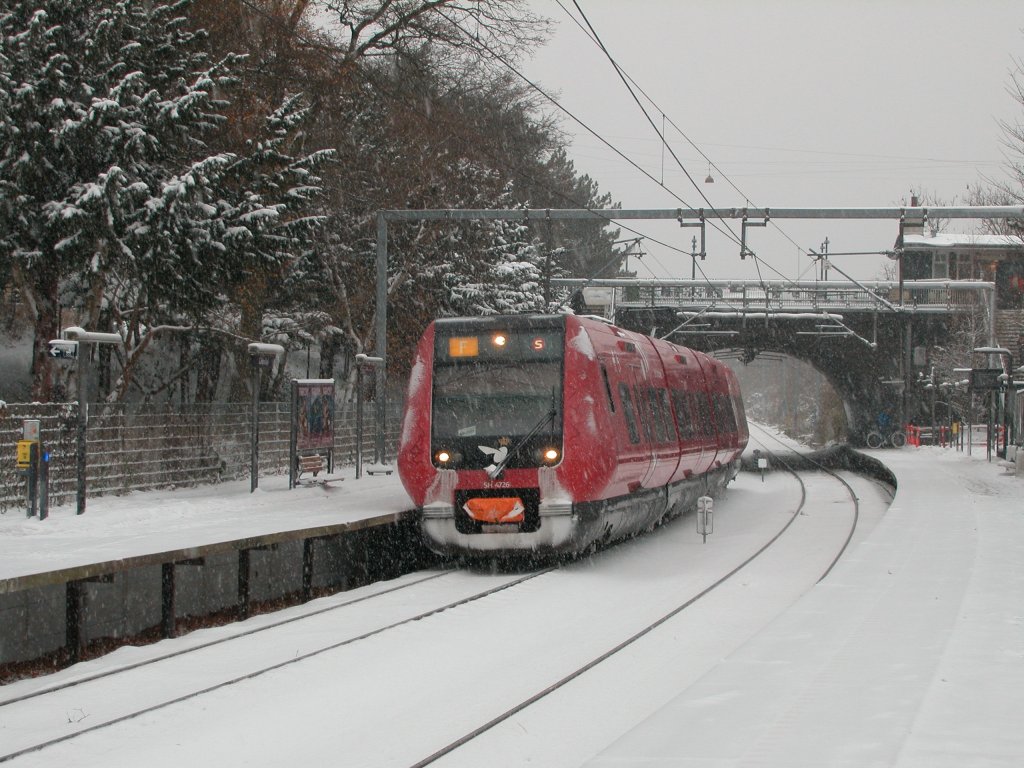Kbenhavn / Kopenhagen DSB S-Bahn: Ein Zug der Linie F (SH 4726) hlt am 10. Dezember 2012 im S-Bf Grndal. - Die Kopenhagener S-Bahnlinie F fhrt zwischen Hellerup und Ny Ellebjerg. Der Zug auf dem Bild fhrt in Richtung Ny Ellebjerg.