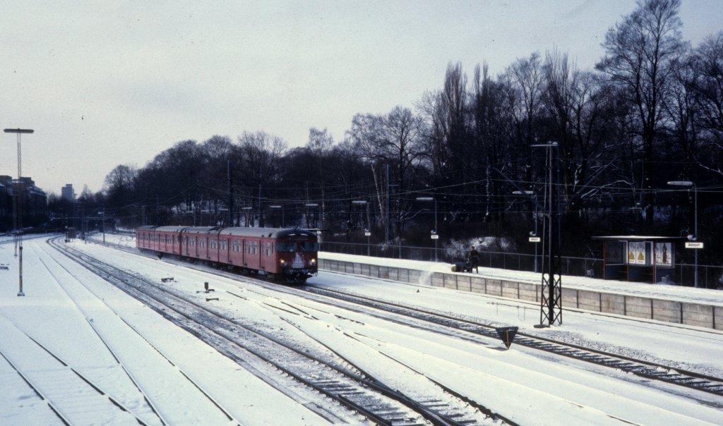 Kbenhavn / Kopenhagen DSB S-Bahn im Februar 1978: Ein Zug der Linie A, der in Richtung Klampenborg fhrt, erreicht den Bahnhof sterport.