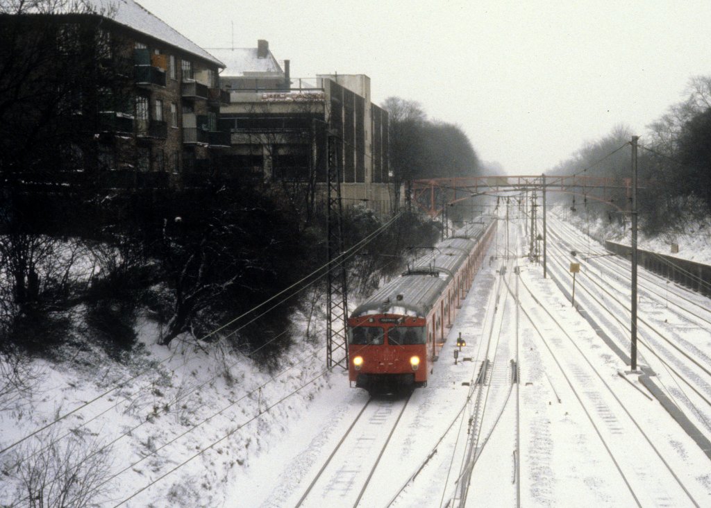 Kbenhavn / Kopenhagen DSB S-Bahn: Ein Zug der S-Bahnlinie B nhert sich am 30. Dezember 1978 dem Bahnhof Valby.