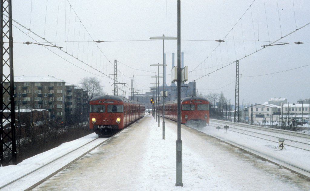 Kbenhavn / Kopenhagen DSB S-Bahn im Januar 1979: Ein Zug der Linie H in Richtung Ballerup (links) erreicht den S-Bf Nordhavn, whrend der Zug rechts, ein Zug der Linie E in Richtung Hillerd, vom Bahnhof gerade abgefahren ist.