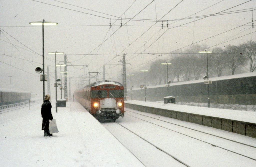Kbenhavn / Kopenhagen DSB S-Bahn: Ein Zug der Linie A in Richtung Klampenborg erreicht am 8. Februar 1979 den S-Bf Svanemllen.