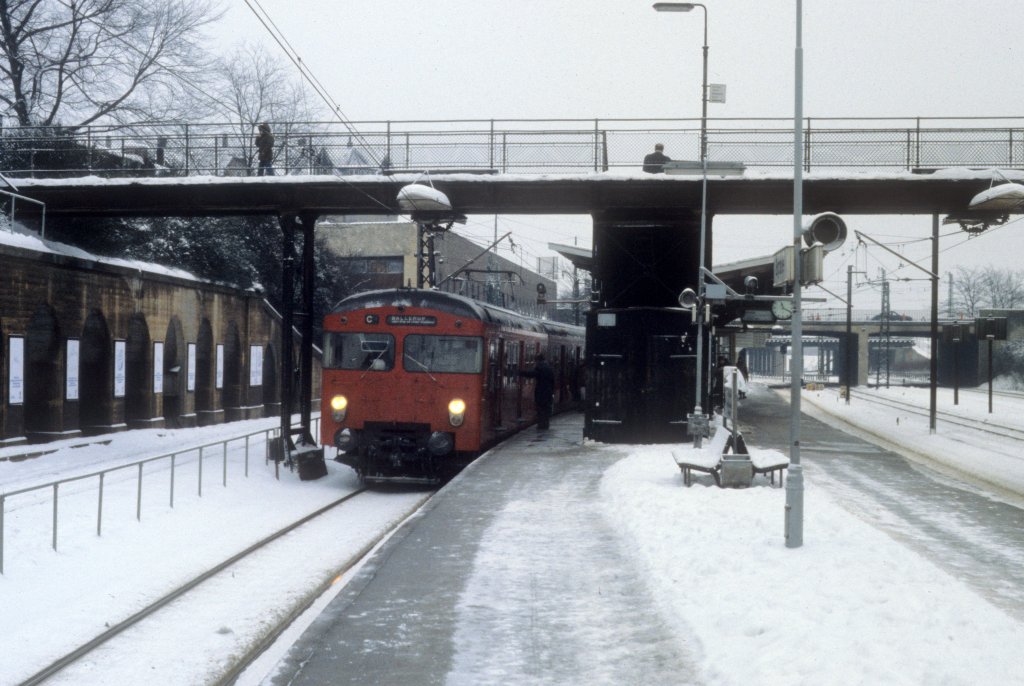 K�benhavn / Kopenhagen DSB S-Bahn: Ein Zug der Linie C, der in Richtung Ballerup f�hrt, h�lt im Januar 1979 im S-Bf Enghave.