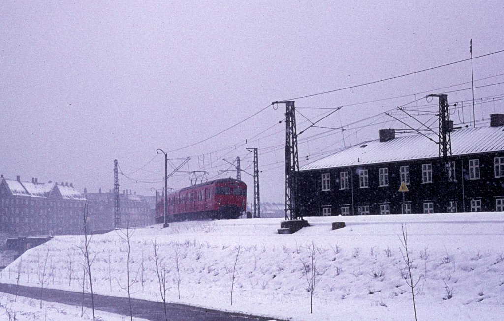 Kbenhavn / Kopenhagen DSB S-Bahn: Ein Zug der Linie A ist im Mrz 1975 in der Nhe vom S-Bf Enghave (Ingerslevsgade / Enghavevej) von der alten S-Bahnhauptstrecke Kbenhavn H - Valby in Richtung Vallensbk abgebogen.