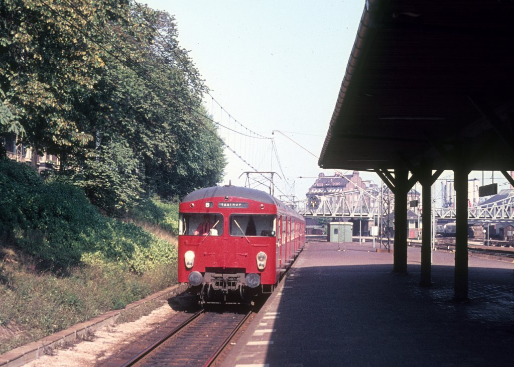 Kbenhavn / Kopenhagen DSB S-Bahn: Ein Zug der Linie B in Richtung Tstrup erreicht im August 1974 den Bahnhof sterport.