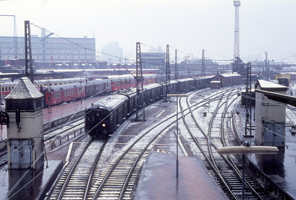 K�benhavn / Kopenhagen DSB S-Bahn: Ein Zug der Linie Bx in Richtung Lyngby kommt im M�rz 1975 im Kopenhagener Hauptbahnhof an. - Der Zug besteht aus Wagen der ersten S-Bahngeneration. In den Jahren 1934 bis 1962 wurden 238 Wagen, Triebwagen (MM), Beiwagen (FM), Beiwagen (FML - diese wurden in den 40er in Steuerwagen umgebaut) und Steuerwagen (FS), geliefert.     