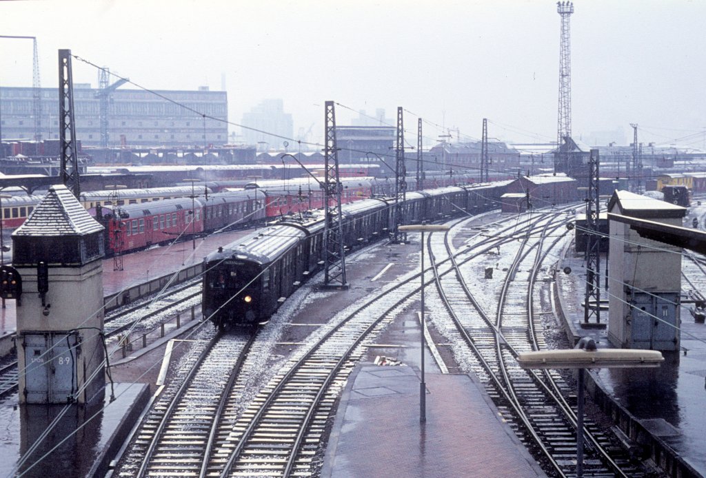 Kbenhavn / Kopenhagen DSB S-Bahn: Ein Zug der Linie Bx in Richtung Lyngby kommt im Mrz 1975 im Kopenhagener Hauptbahnhof an. - Der Zug besteht aus Wagen der ersten S-Bahngeneration. In den Jahren 1934 bis 1962 wurden 238 Wagen, Triebwagen (MM), Beiwagen (FM), Beiwagen (FML - diese wurden in den 40er in Steuerwagen umgebaut) und Steuerwagen (FS), geliefert.     
