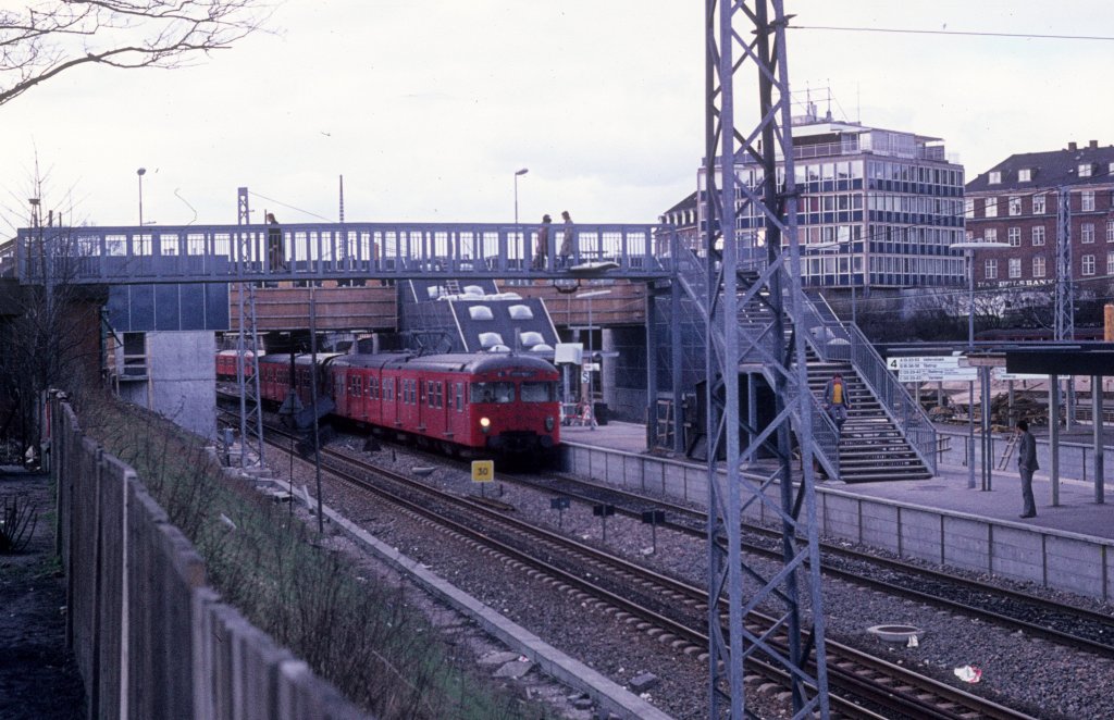 Kbenhavn / Kopenhagen DSB S-Bahn im Mrz 1975: Ein Zug der Linie C erreicht den S-Bahnhof Svanemllen.