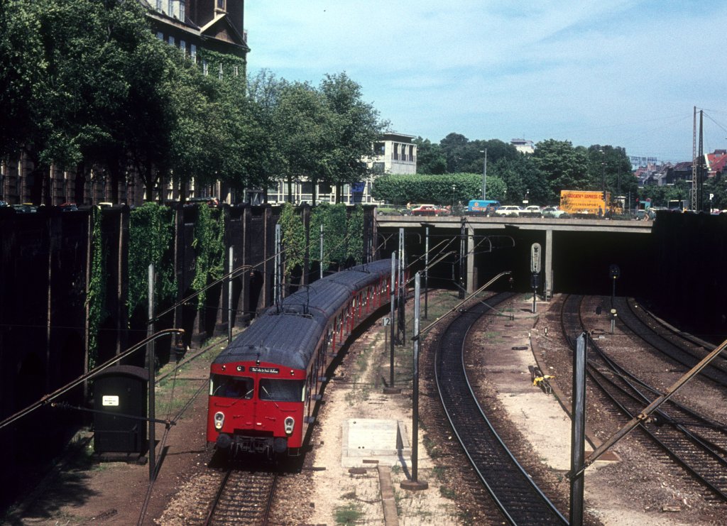 Kbenhavn / Kopenhagen DSB S-Bahn: Ein Zug der Linie C, der den  Rohr  unter Nrre Voldgade und einem Teil der ster Voldgade gerade verlassen hat, nhert sich am 30. Juli 1973 dem S-Bf Vesterport. 