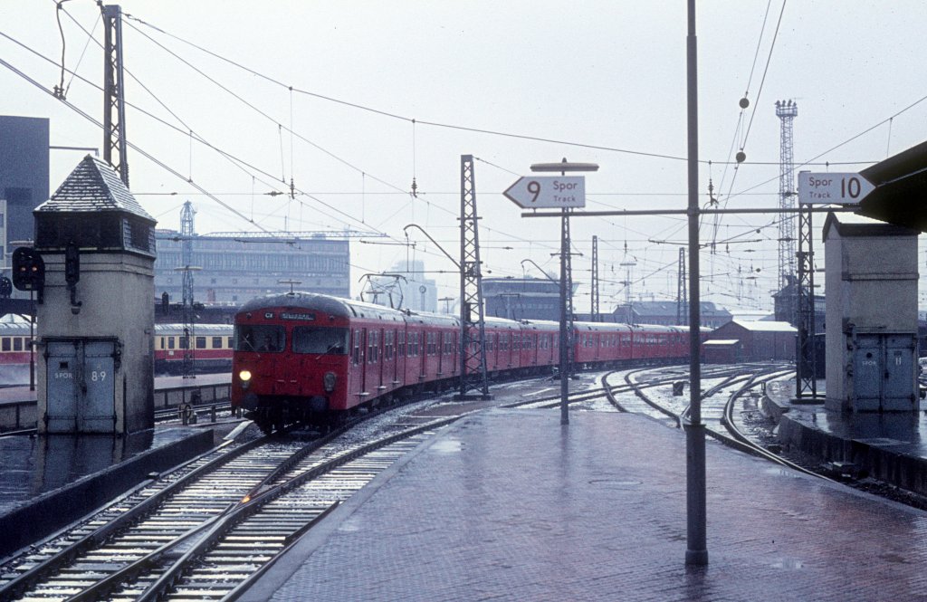 Kbenhavn / Kopenhagen DSB S-Bahn im Mrz 1975: Ein Zug der Linie Cx erreicht Kbenhavn H, den Kopenhagener Hauptbahnhof.