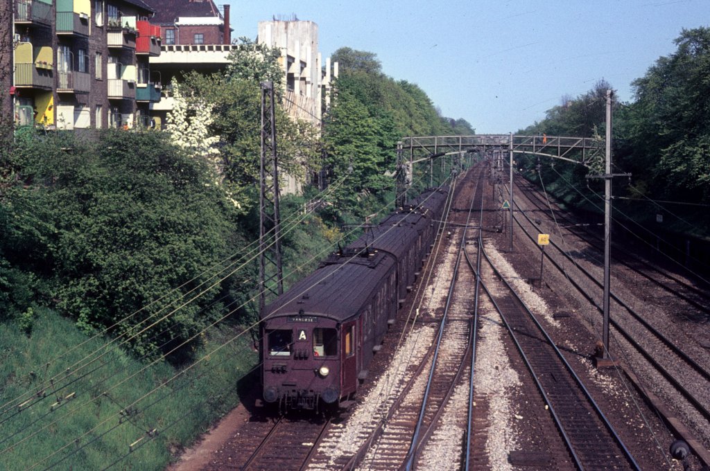 Kbenhavn / Kopenhagen DSB S-Bahnlinie A. Ein Zug der ersten Generation nhert sich dem Bahnhof Valby am 11. Mai 1972.