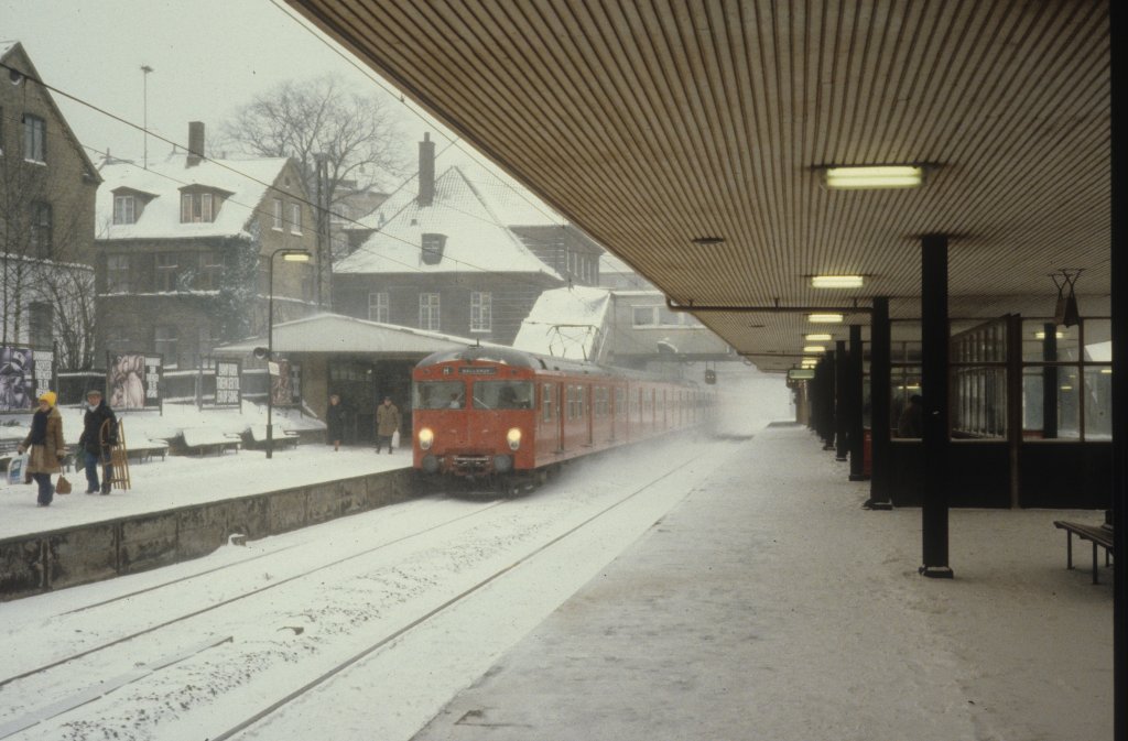 Kbenhavn / Kopenhagen DSB S-Bahnlinie H im Bahnhof Valby am 30. Dezember 1978.