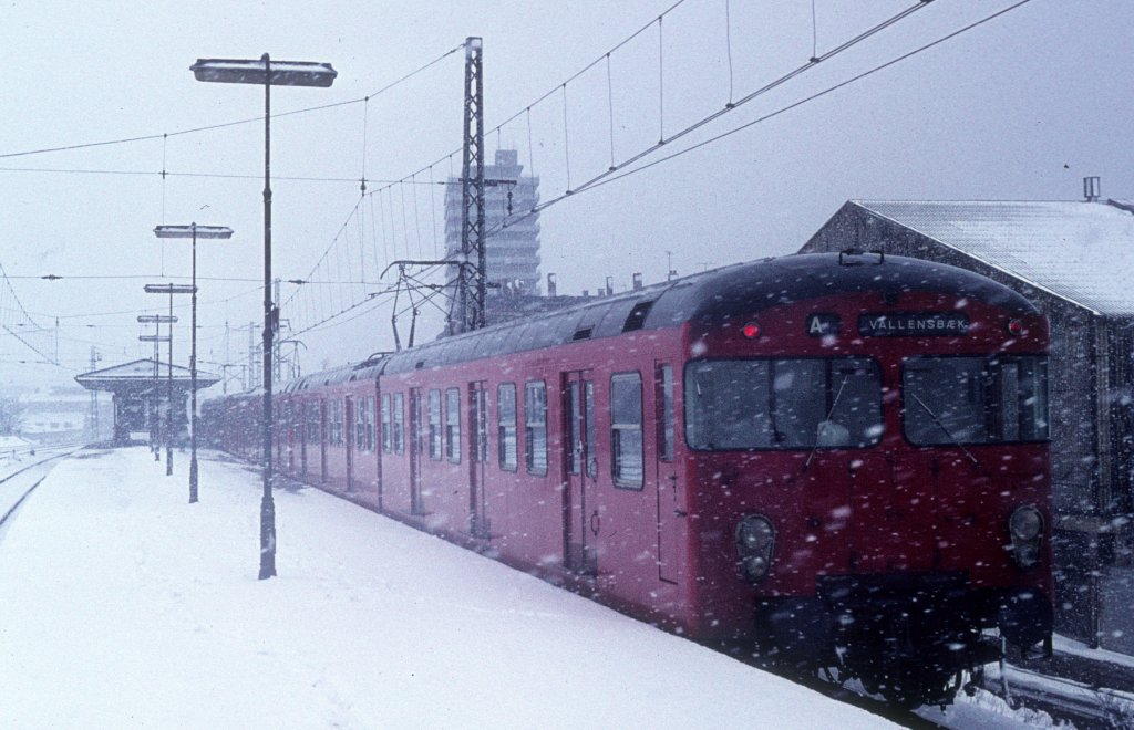 Kbenhavn / Kopenhagen DSB S-Bahnlinie Nordhavn station (: S-Bf Nordhavn) im Mrz 1975. Der Zug fhrt in Richtung Vallensbk ber Kbenhavn H. - Das Gelnde des Kopenhagener Nordhafens liegt links ausserhalb des Bildes.