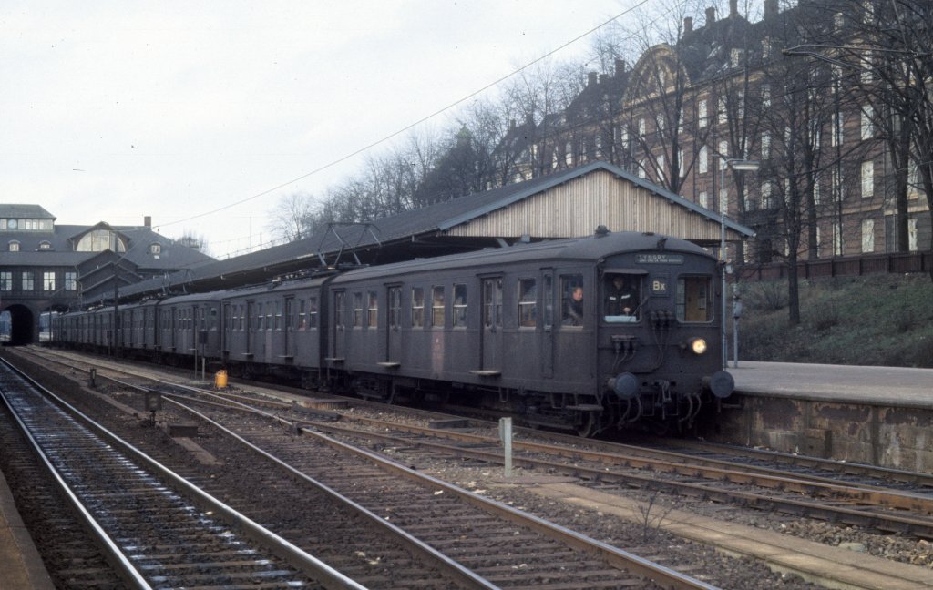 Kbenhavn / Kopenhagen DSB S-Bahnlinie Bx sterport station (: Bahnhof sterport) im Mrz 1975. - Die S-Bahnwagen der ersten Generation waren ursprnglich weinrot, aber wurden mit der Zeit immer brauner und dunkler.