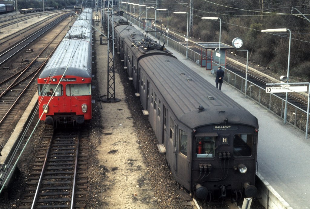Kbenhavn / Kopenhagen im Februar 1975: DSB S-Bahn Linie C erreicht in Krze den Bahnhof sterport, whrend ein Zug der ersten Generation auf der Linie H am Gleis 13 hlt.